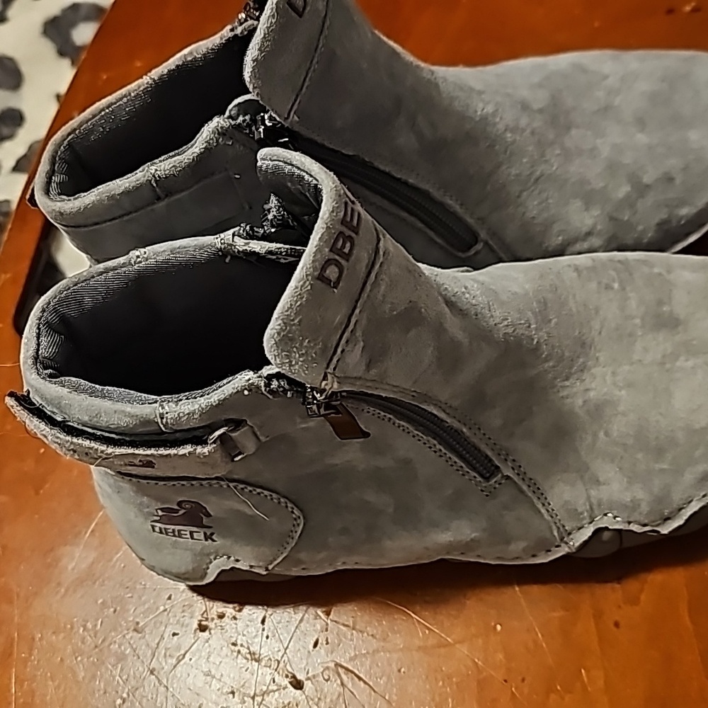 Size 8.5 Dbeck shoes/boots